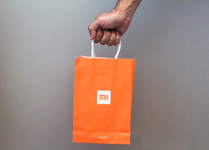Homem segurando uma bolsa da Xiaomi