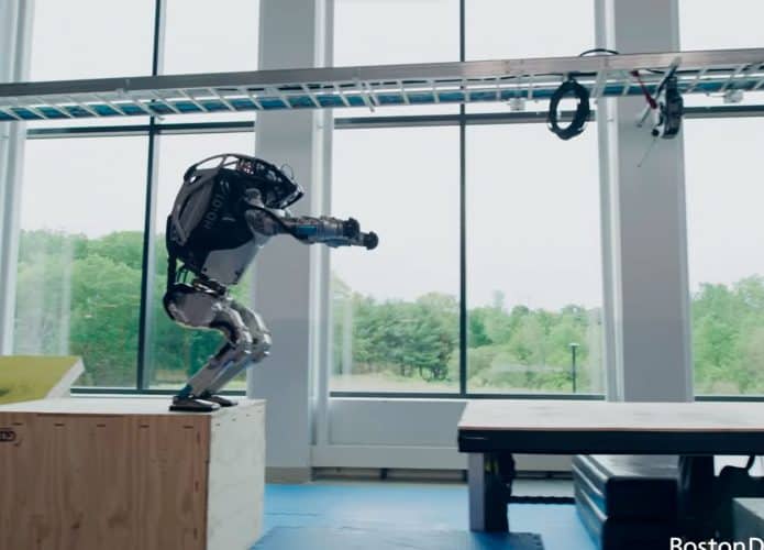 Boston Dynamics divulga novos vídeos em que robô Atlas aparece fazendo movimento de parkour. Divulgação: Boston Dynamics