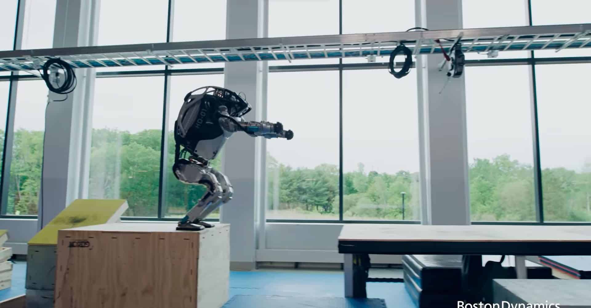 Boston Dynamics divulga novos vídeos em que robô Atlas aparece fazendo movimento de parkour. Divulgação: Boston Dynamics