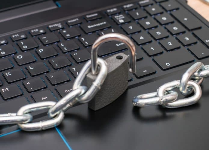 Cadeado em cima de um teclado simbolizando a cibersegurança