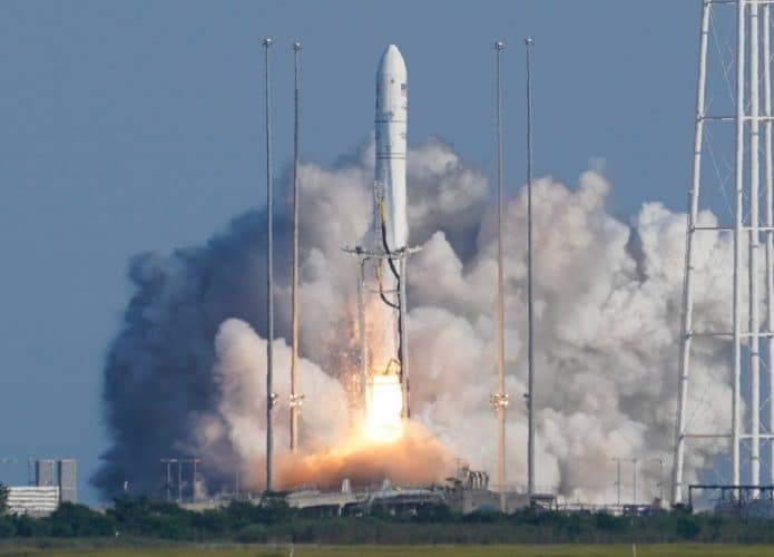Imagem mostra o foguete Antares e a nave Cygnus partindo em direção à ISS
