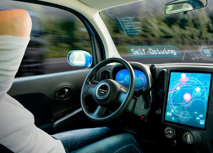 homem relaxando enquanto carro dirige sozinho