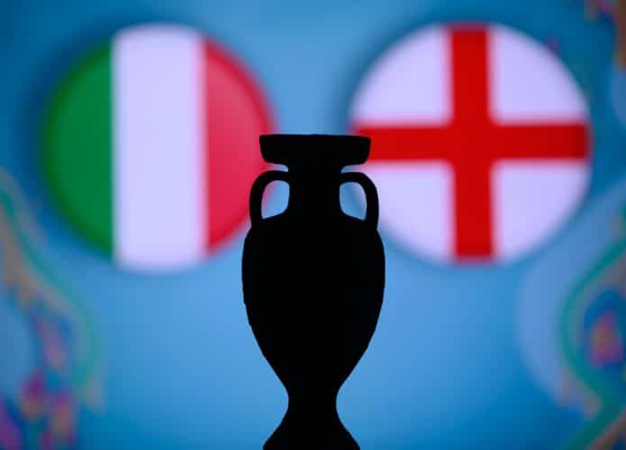 Ao fundo, as bandeiras da Itália e da Inglaterra, à frente a silhueta da taça da Eurocopa 2021