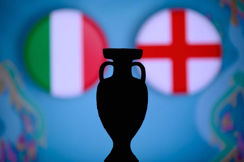 Ao fundo, as bandeiras da Itália e da Inglaterra, à frente a silhueta da taça da Eurocopa 2021