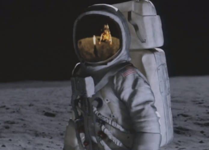 Imagem de um astronauta caminhando pela Luz