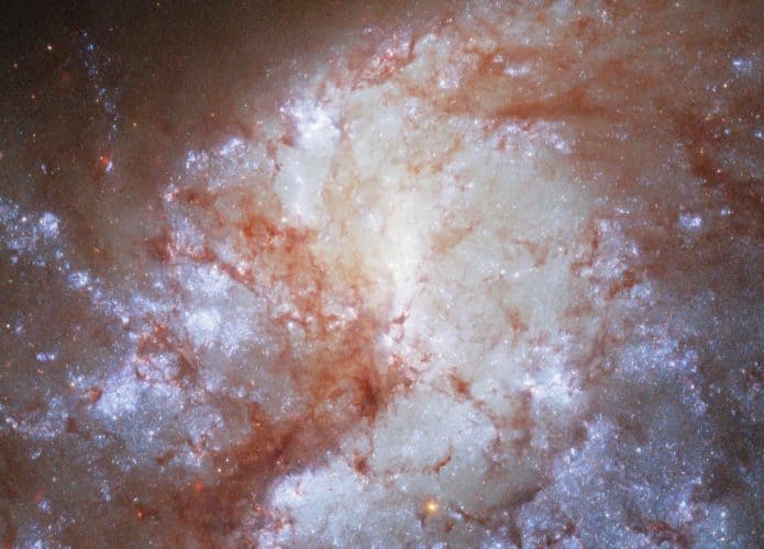 Imagem mostra a constelação Fornax no centro da galáxia NGC 1385
