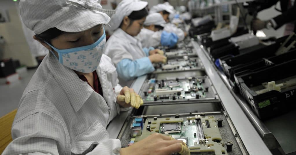 iphone sendo montado em fábrica da Foxconn