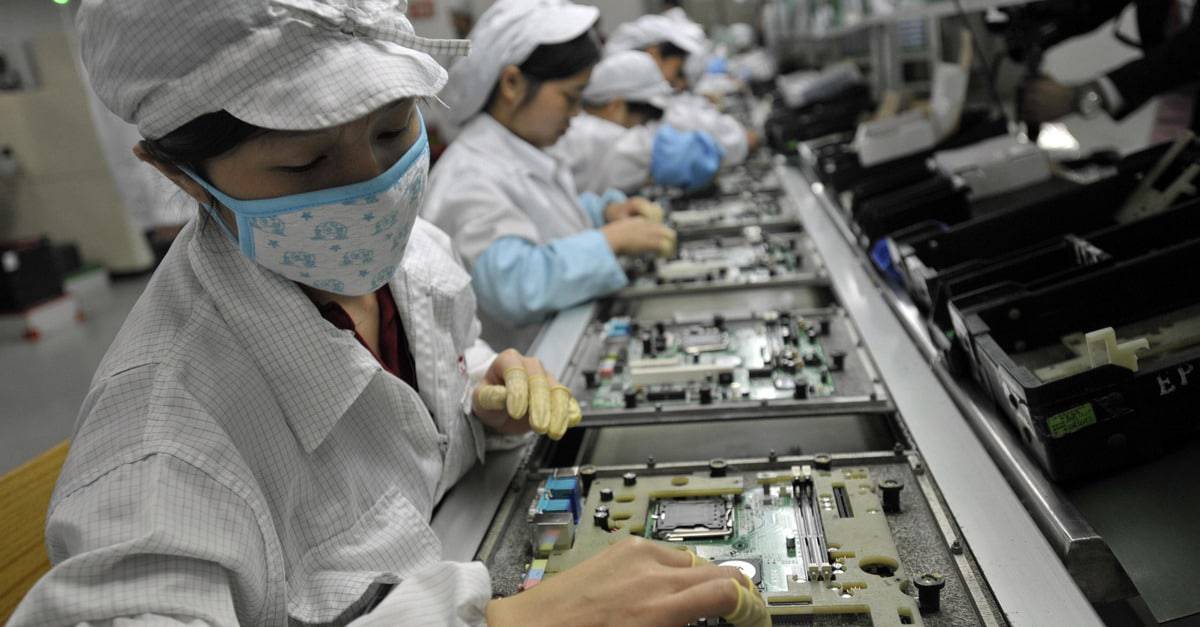 iphone sendo montado em fábrica da Foxconn