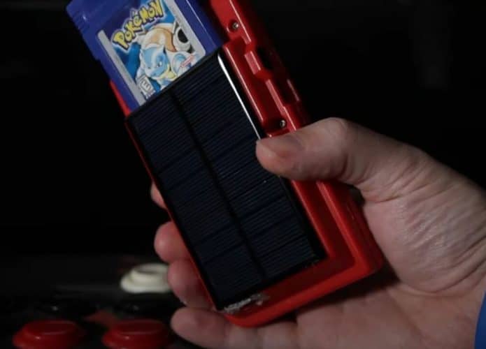 Um Game Boy Pocket com um painel solar integrado já é possível. Imagem: Youtube/Reprodução