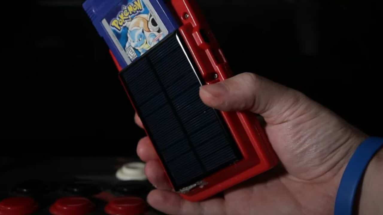 Um Game Boy Pocket com um painel solar integrado já é possível. Imagem: Youtube/Reprodução