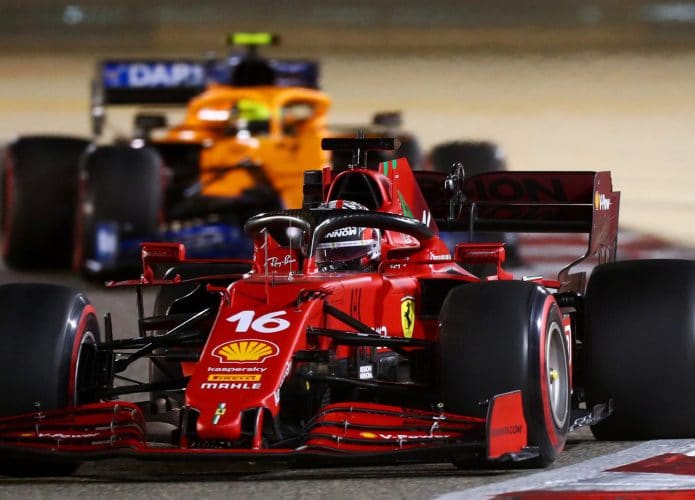 carros de corrida disputando uma prova de Fórmula 1, que está voltando esta semana