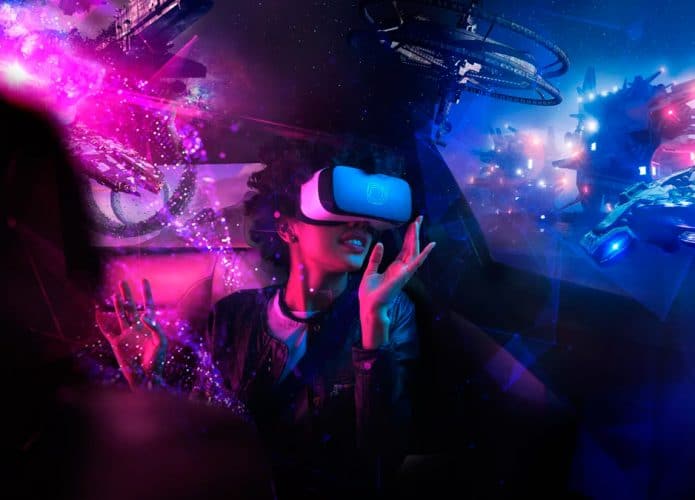 Mulher jogando na realidade virtual com espaçonaves ao fundo