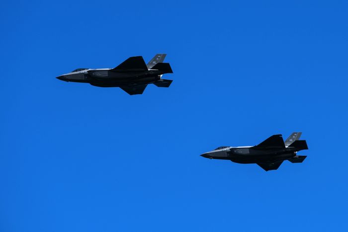 Imagem mostra dois caças F-35, da Lockheed Martin, sobrevoando o céu azul