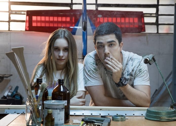 Cena dos filmes 'O Menino que Matou Meus Pais' e 'A Menina que Matou os Pais'