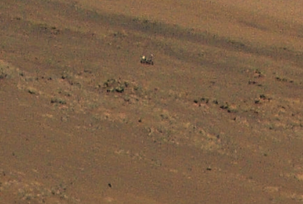 Imagem mostra detalhe em zoom, com o rover Perseverance ao fundo