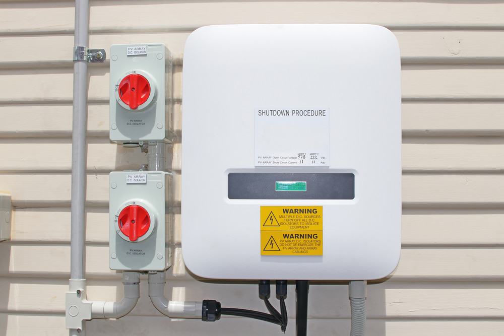 Exemplo de inversor de energia solar na lateral de uma casa