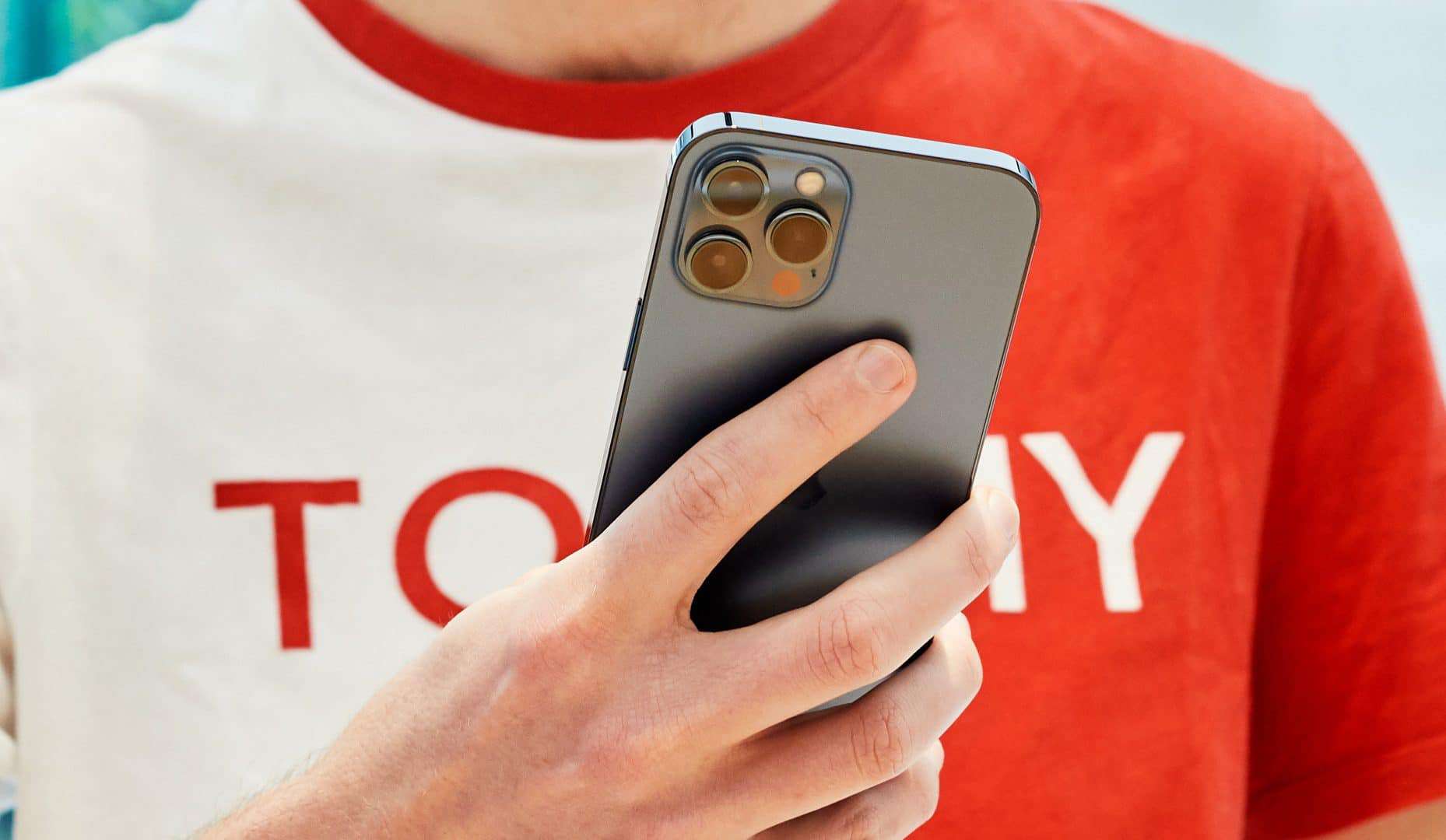 iPhone 12 Pro Max não deve ser o último celular da Apple antes do iPhone 13 sem Touch ID (Imagem: divulgação/Apple)