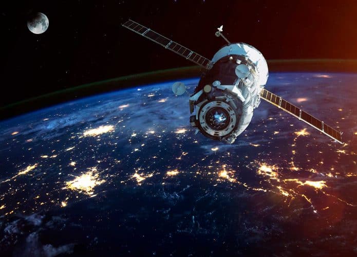 iPhone 13 pode ter ligações via satelite. Imagem: Vadim Sadovski/Shutterstock