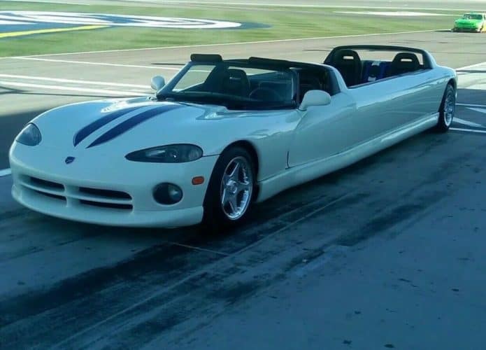 Dodge Viper transformado em limusine