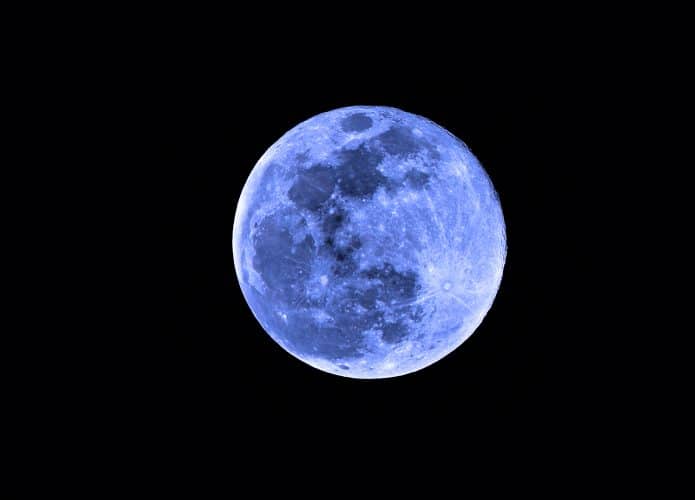lua_azul_shutterstock_105649355-695x500