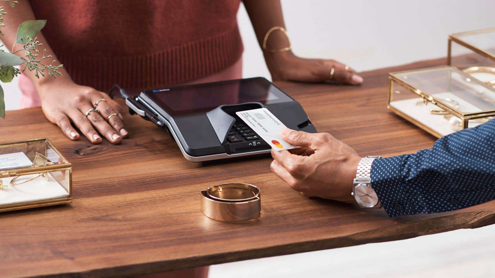 Mastercard promete começar a se livrar das tarjas magnéticas em seus cartões de crédito