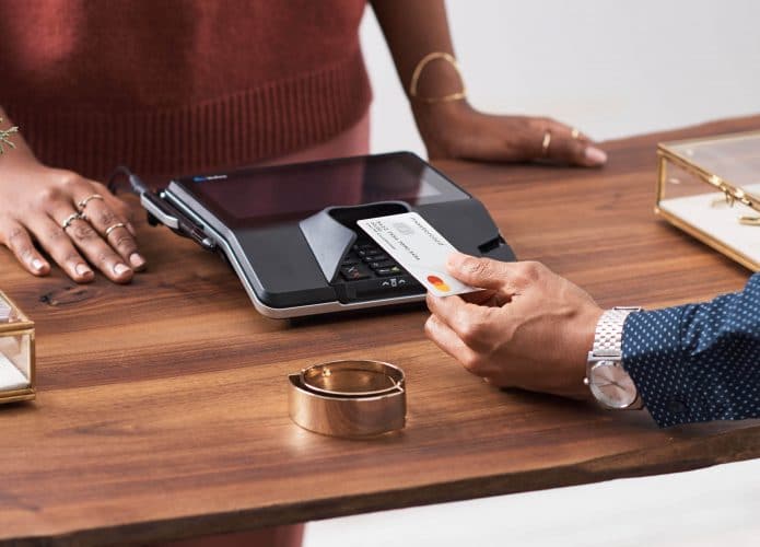 Mastercard promete começar a se livrar das tarjas magnéticas em seus cartões de crédito