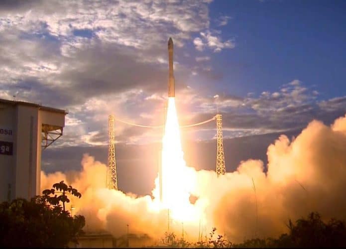 Imagem mostra momento de decolagem de um foguete Vega, a serviço da ESA