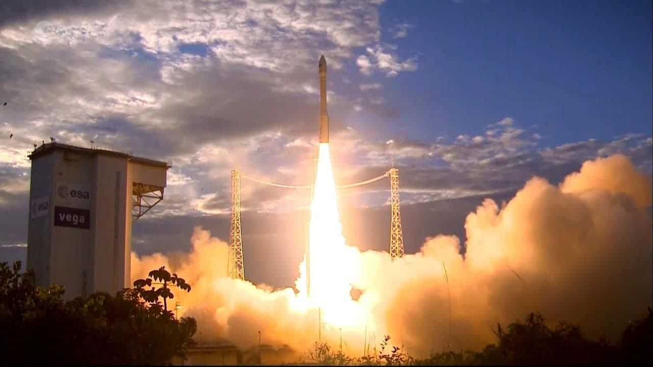 Imagem mostra momento de decolagem de um foguete Vega, a serviço da ESA