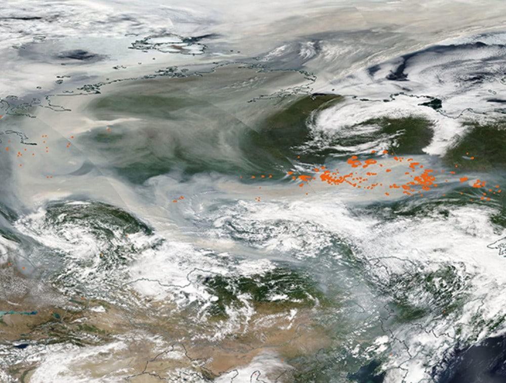 Imagem de satélite retirada pela Nasa mostra incêndio florestal siberiano, com fumaça tão densa que praticamente ofusca visão do chão
