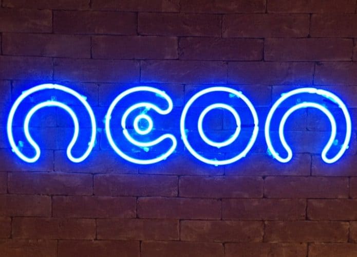neon-letreiro-695x500