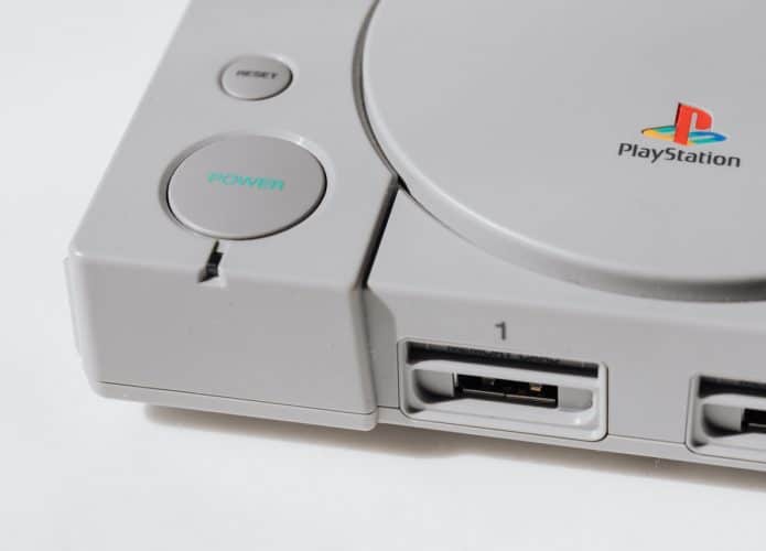 O console PlayStation 1 em uma imagem aproximada da entrada de controle