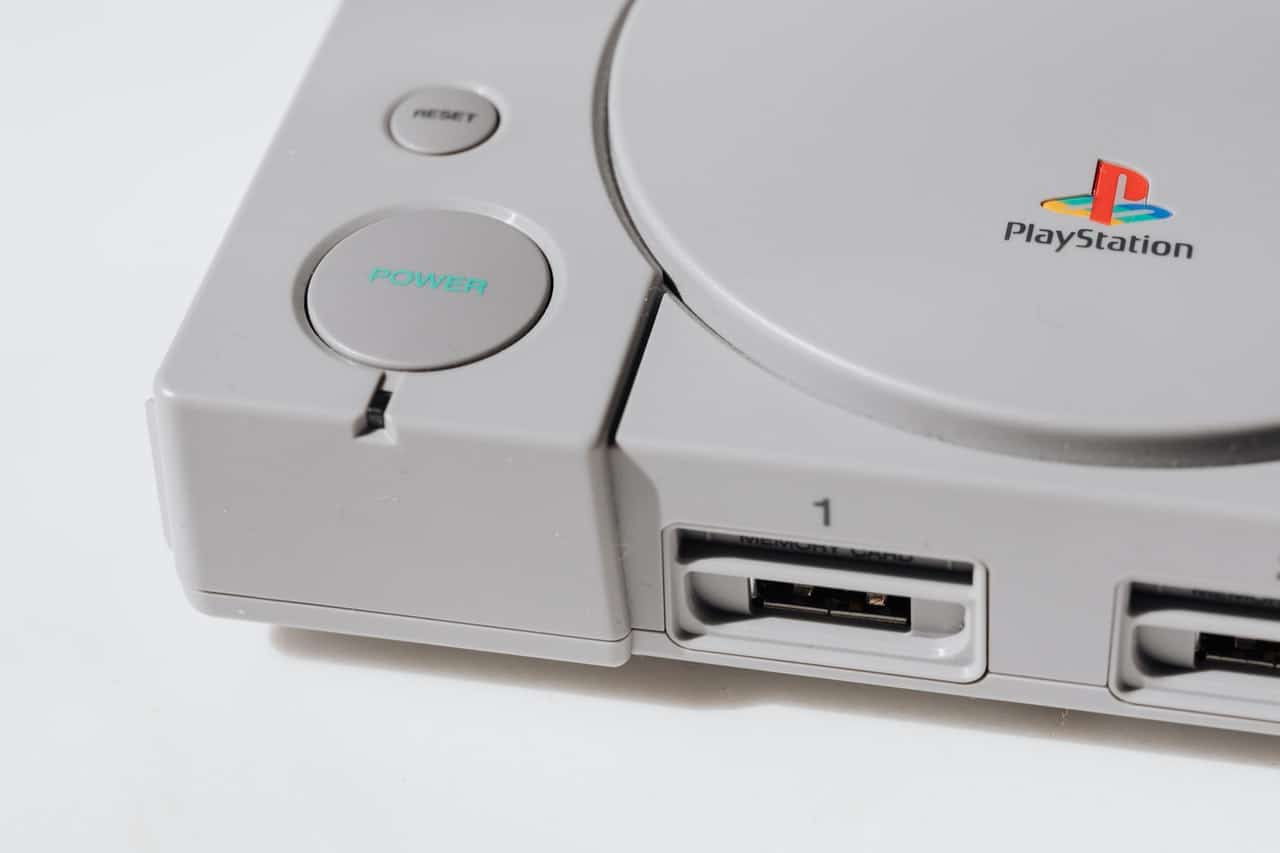 O console PlayStation 1 em uma imagem aproximada da entrada de controle