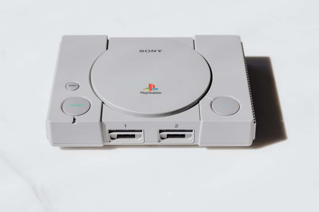 O console PlayStation 1 em uma imagem de cima