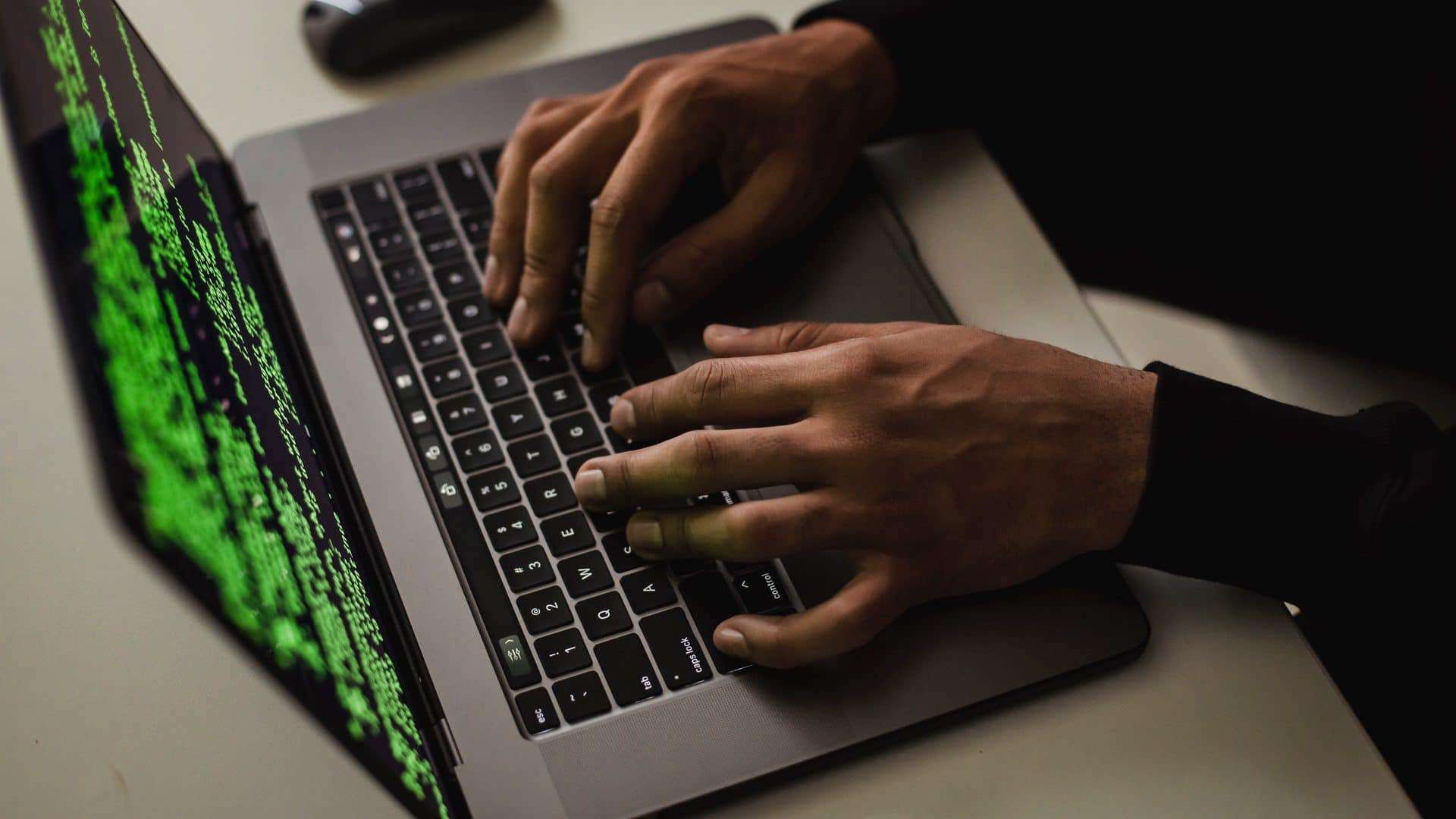 mãos e computador para ilustrar um hacker iraniano