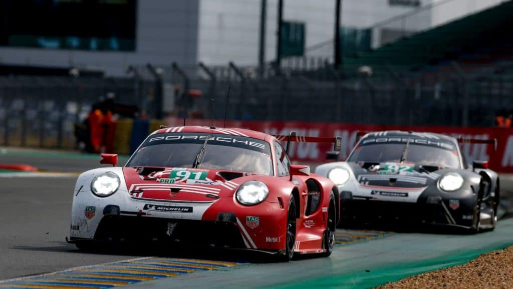 carro da Porsche em uma pista Le Mans