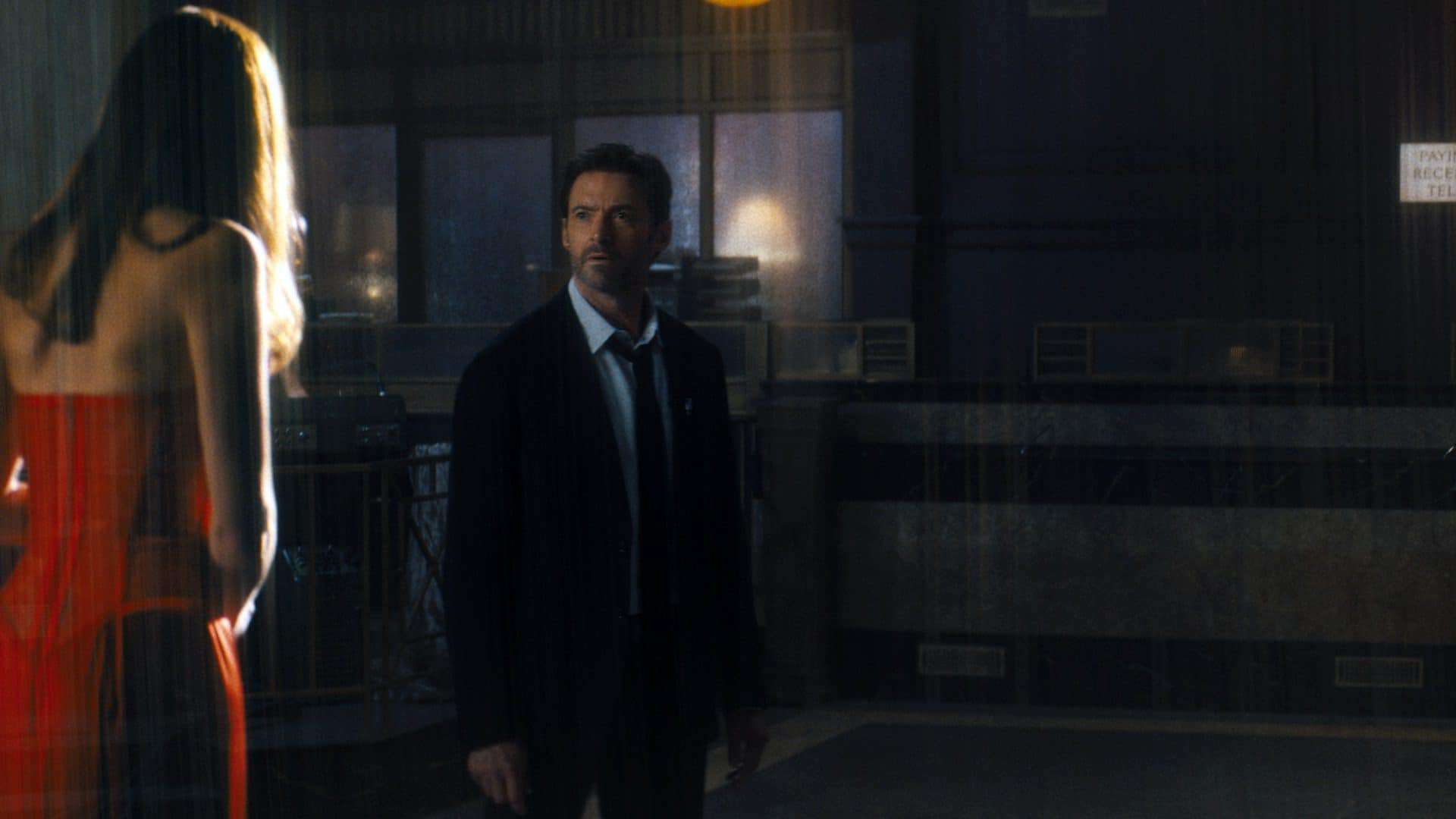 Natalie Martinez como Avery Castillo e Hugh Jackman como Nick Bannister no thriller de ação da Warner Bros. Pictures, 'Caminhos da Memória'. Imagem: Warner Bros. Pictures/Divulgação