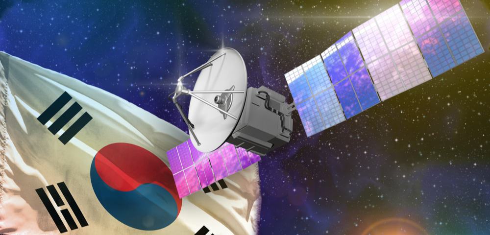 satélite ao lado da bandeira da coreia do sul