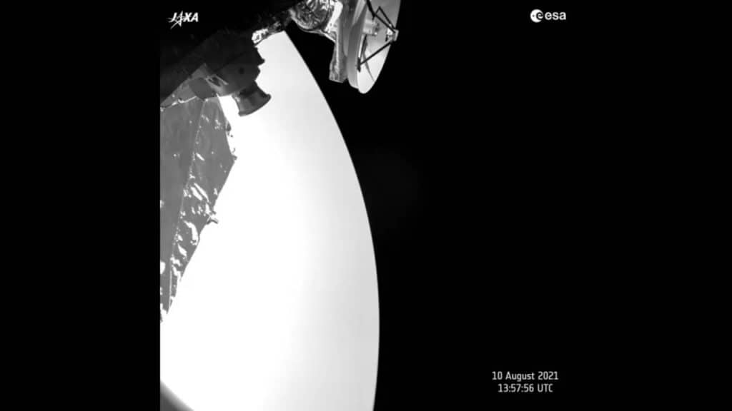 Imagem mostra parte da sonda da missão BepiColombo, que tirou uma selfie com o planeta Vênus. A Imagem está em preto e branco, mas a curvatura do planeta pode ser vista ao fundo