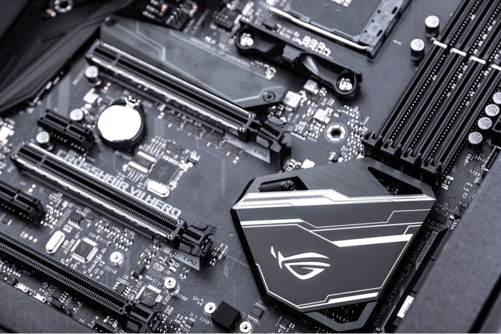 Imagem mostra uma placa-mãe da linha Republic of Gamers, da Asus, que atualizou suas placas-mãe para receber o Windows 11