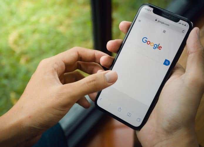 Imagem mostra um usuário usando o aplicativo de pesquisa do Google no ​​iPhone