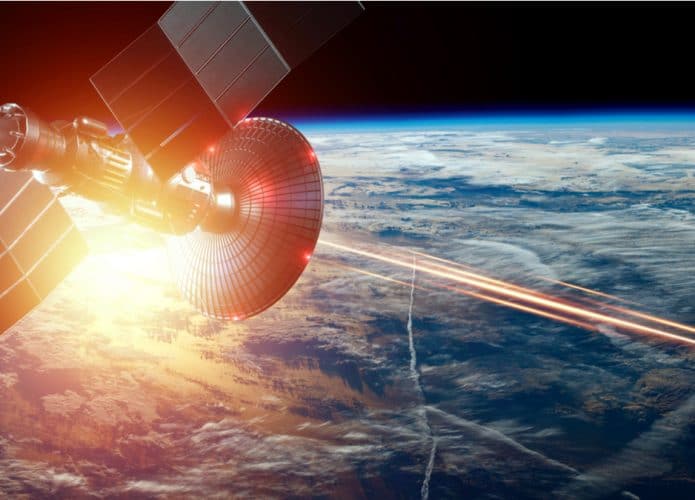 Ilustração mostra um satélite disparando laser contra a Terra