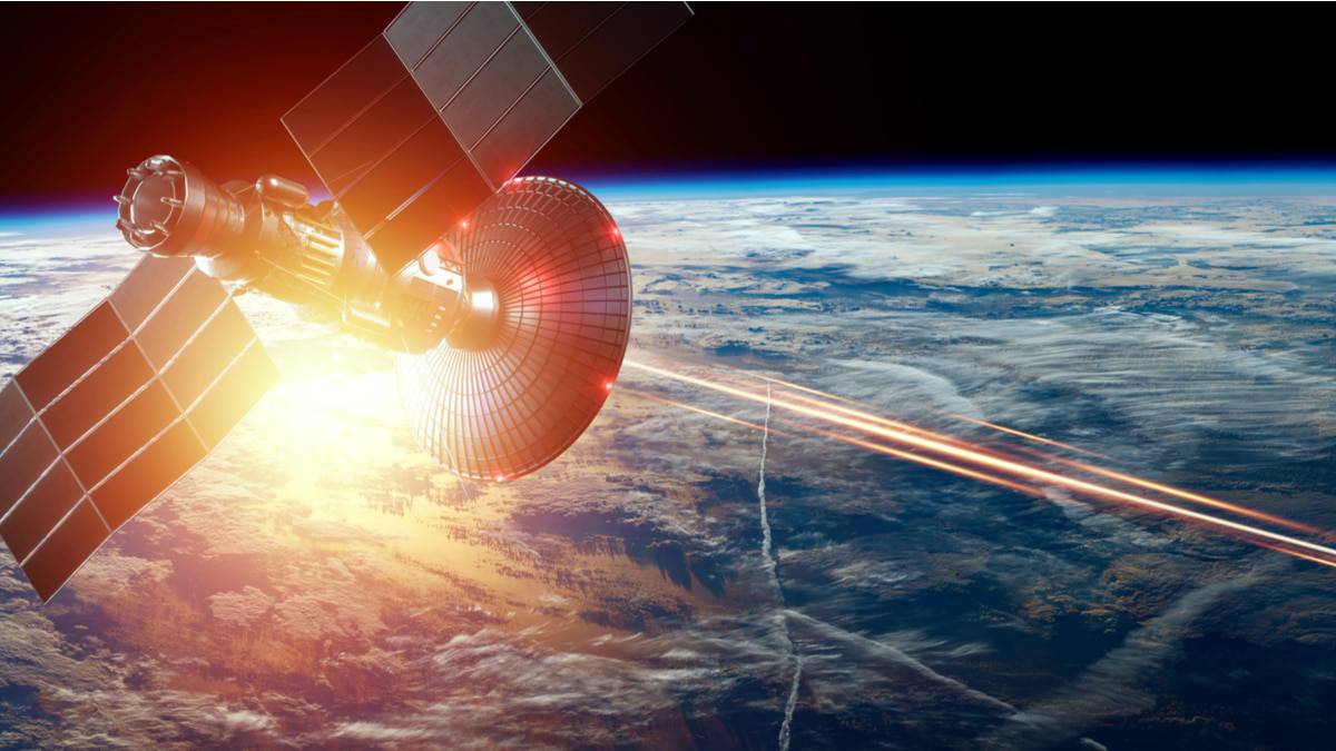 Ilustração mostra um satélite disparando laser contra a Terra