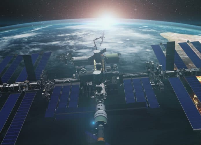 Imagem mostra a Estação Espacial Internacional em close, com a Terra ao fundo