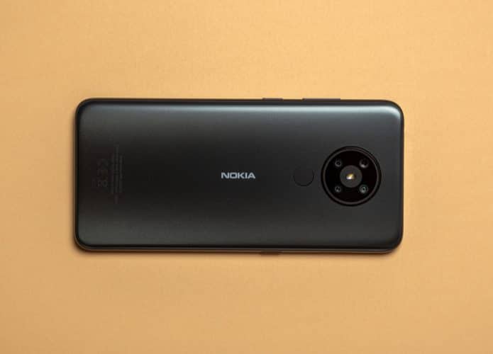 Nokia 5.3 preto sobre um fundo alaranjado