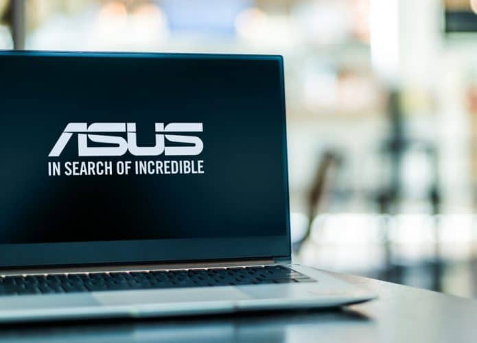 Imagem mostra um notebook em cima de uma mesa, com o logotipo da Asus exibido na tela