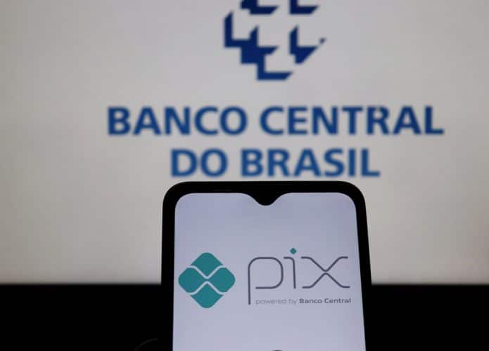 Logotipo Pix na tela do smartphone com o logotipo do Banco Central do Brasil exibido ao fundo. Pix Brasil é um sistema de pagamento instantâneo