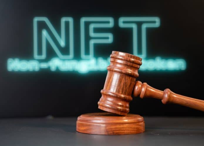 Martelo de leilão com a escrita NFT ao fundo