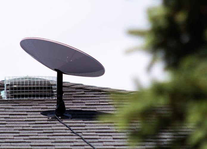 Antena da SpaceX posicionada em um telhado