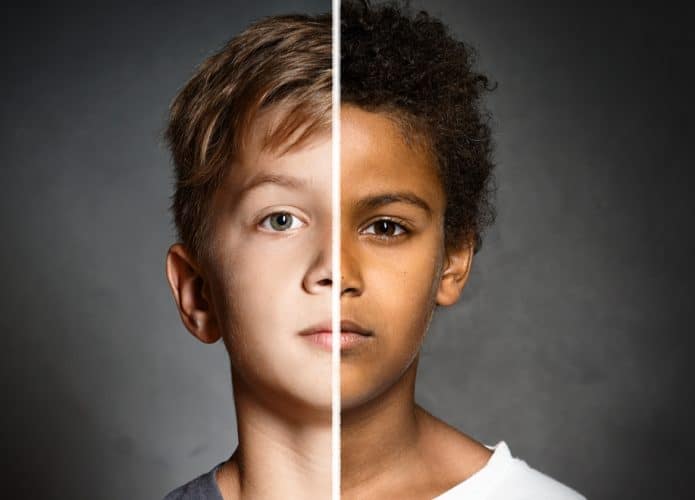 Imagem dividida ao meio mostra duas crianças - uma branca à esquerda e uma negra à direita. Ela simboliza descoberta recente feita pelo Twitter, que admiriu racismo e sexismo em algoritmo de corte automático de imagens na rede social