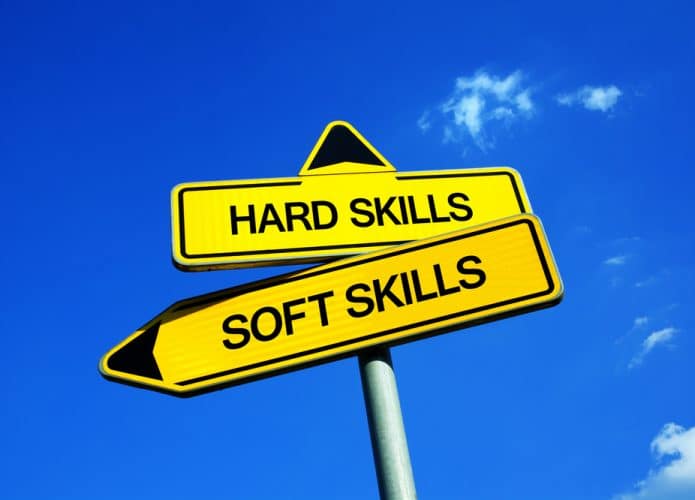 Hard Skills versus Soft Skills. Sinal de trânsito ilustra o dilema entre as duas habilidades. Conhecimento técnico ou interação social e emocional